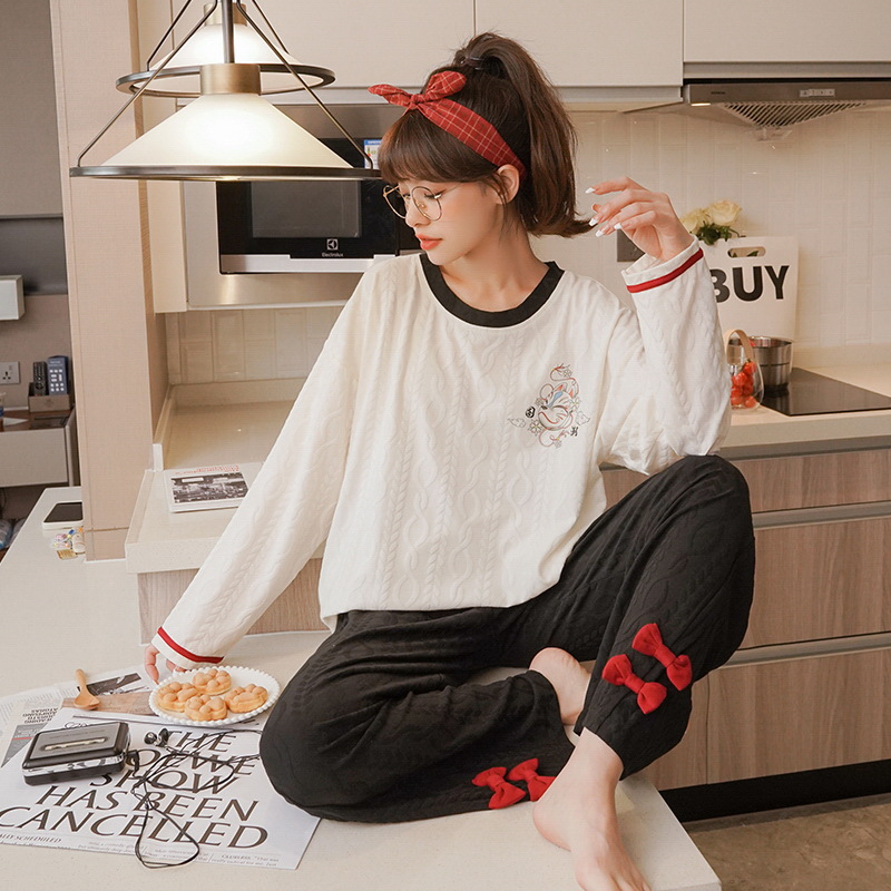Spring and autumn long-sleeved pajamas for women, thin cotton large-sized round-neck striped all-cotton autumn women's home wear set Application Scenario