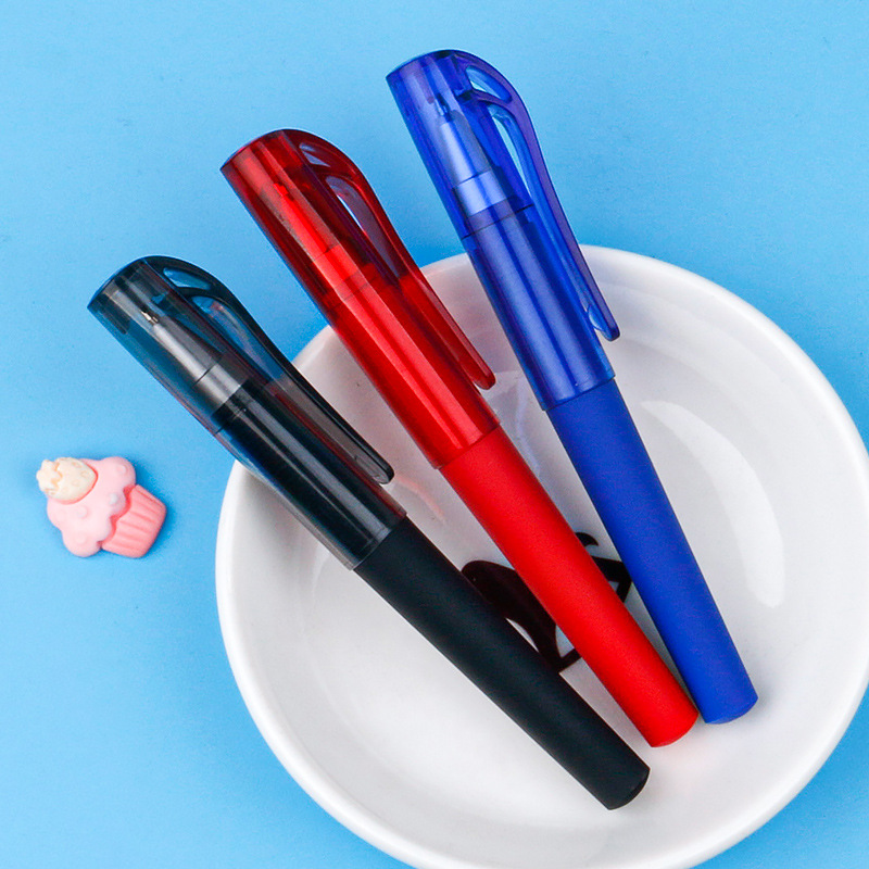 Creative black, blue and red simple gel pen, bullet-tipped student cap, short portable ballpoint pen, 0.5mm signature pen Application Scenario