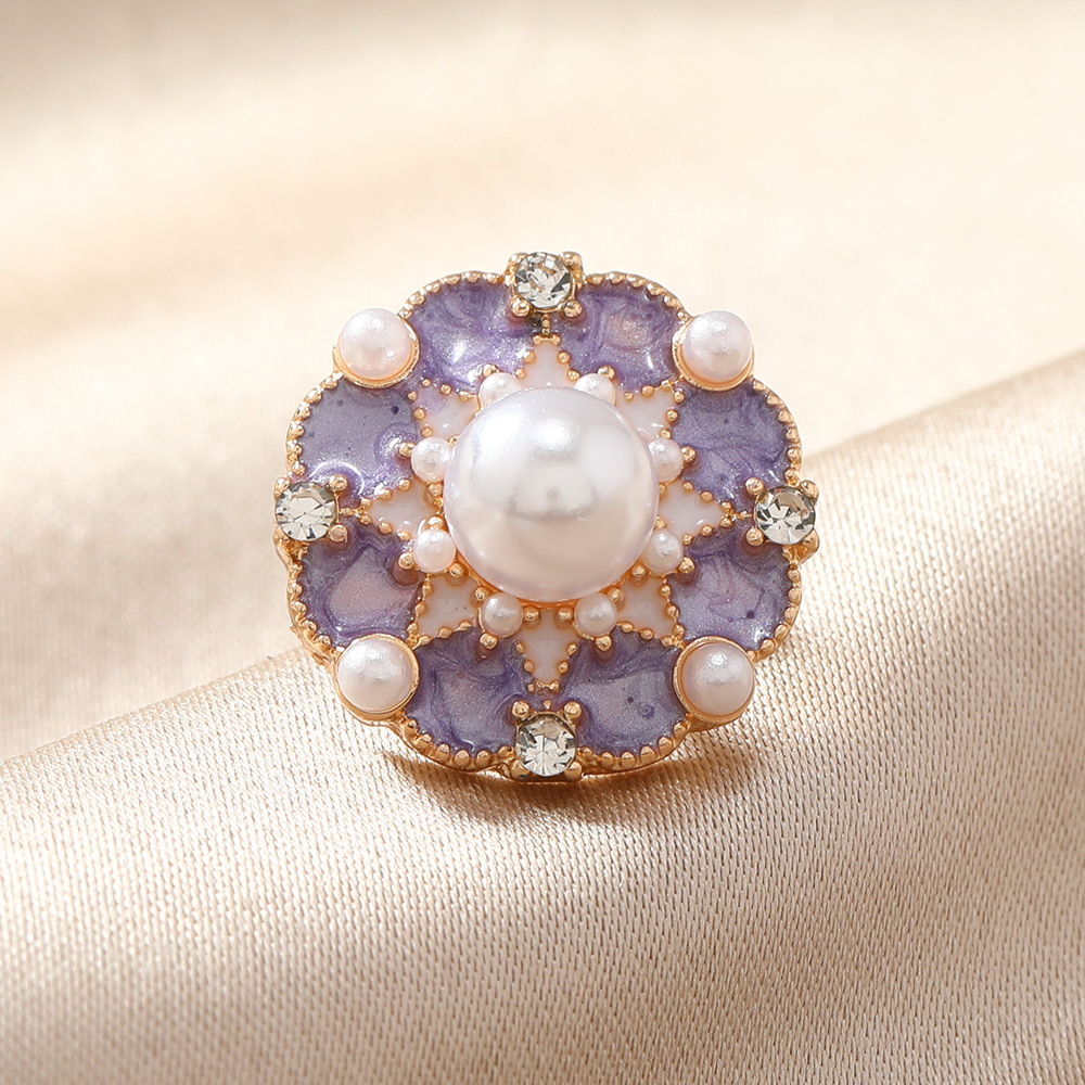 vintage flower-like enamel glaze collar pin buckle women's anti-exposure elegant shirt pearl shawl badge Application Scenario