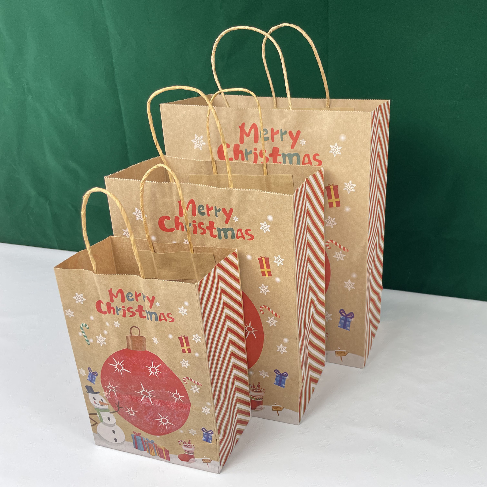 Christmas paper bags, handbags, souvenirs, birthday gift bags, Christmas fruit packaging gift boxes, and kraft paper bags are selling well Application Scenario