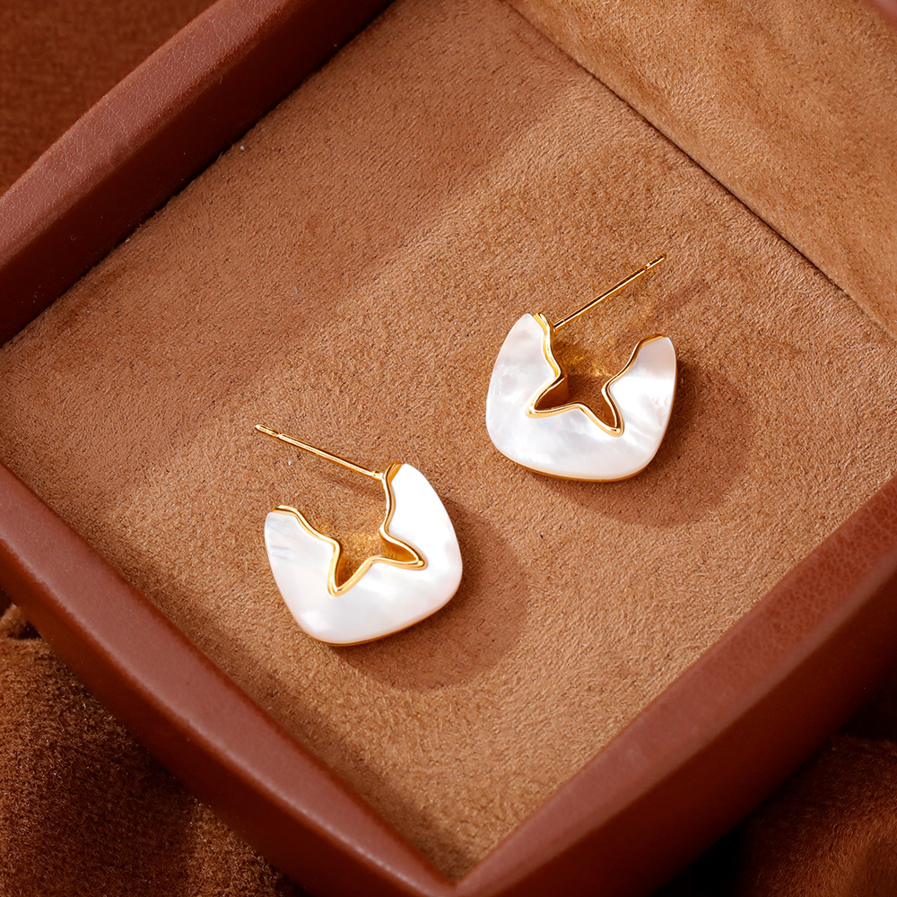 Hyacinth natural white shell stud earrings will be a bestseller on Douyin in 2025. They are fashionable, light luxury, and high-end earrings with a delicate fragrance style for women details Picture