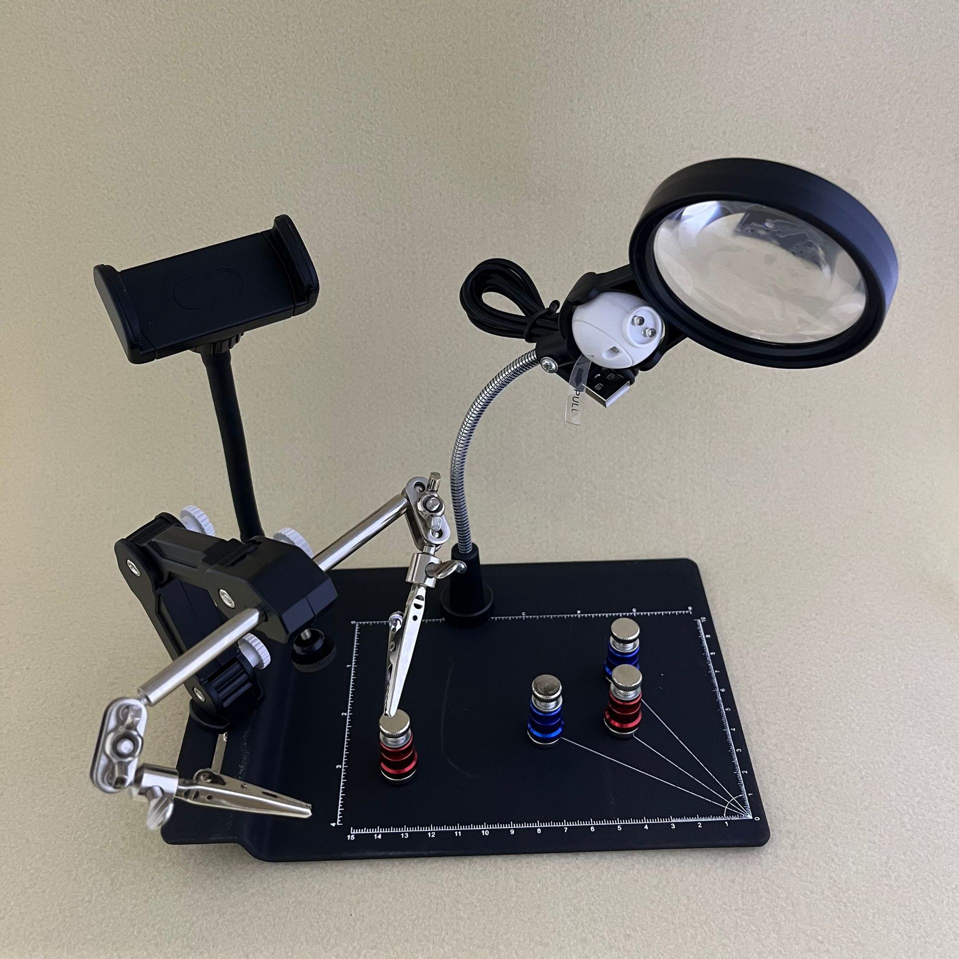 7029 Desktop magnetic stand, 7x magnifying glass, mobile phone auxiliary, scale LED light, circuit board repair and inspection Application Scenario