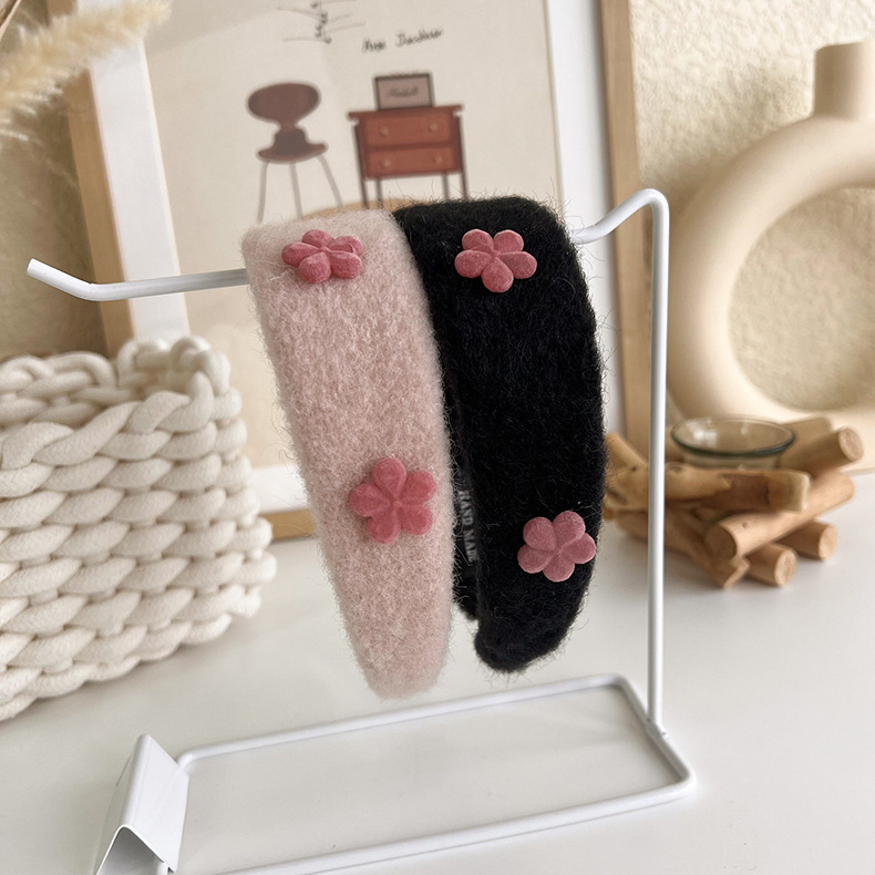 The autumn and winter plush small flower hair band is a versatile accessory for women going out. The high headband and hair tie are simple and popular Specification image