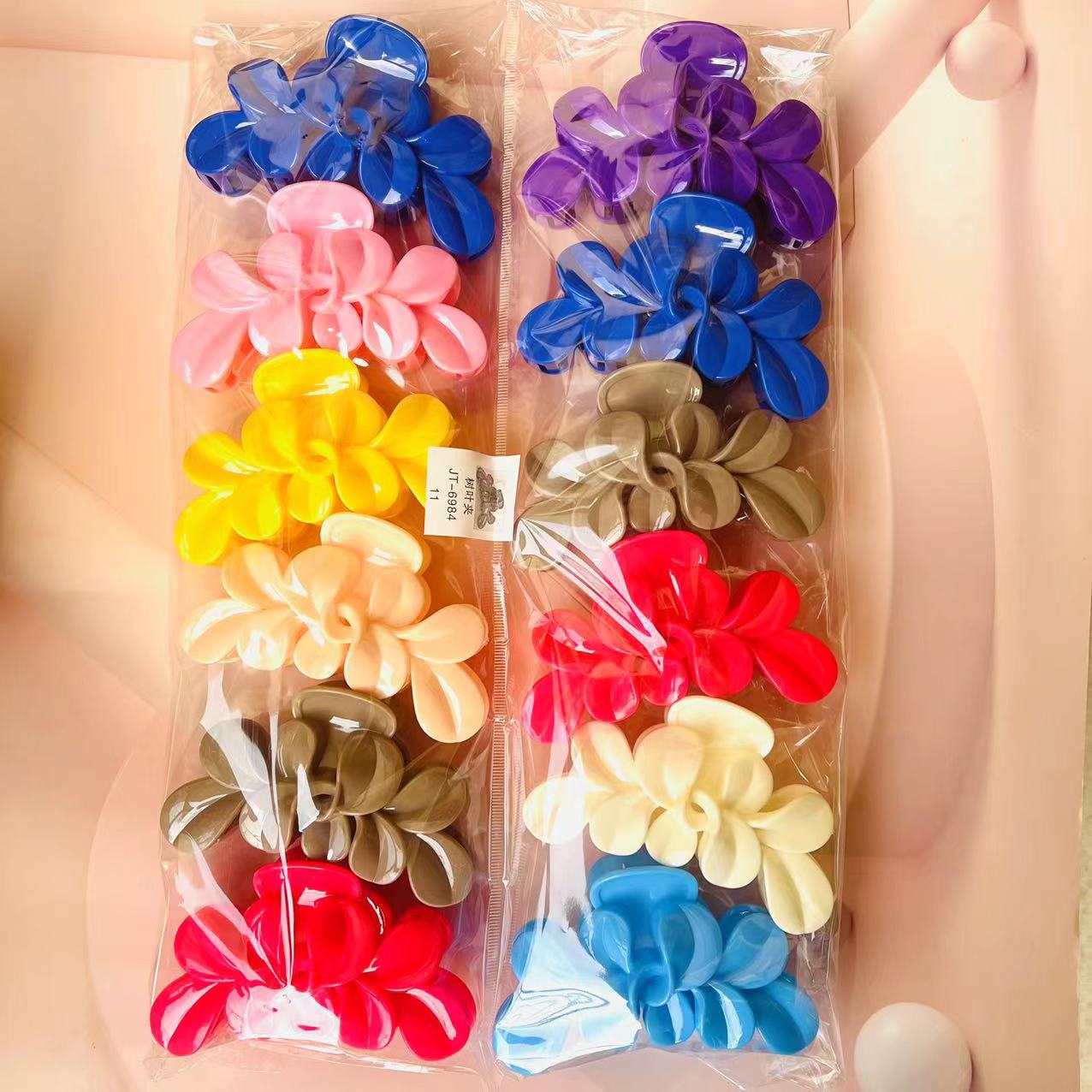 【 Zone 1-5 】6984 Leaf-shaped Gripper 12/ Bag 840/ Piece Modern and Simple Gripper for Girls, Hair Gripper, Colorful New Gripper, Leaf-shaped Gripper Item Picture
