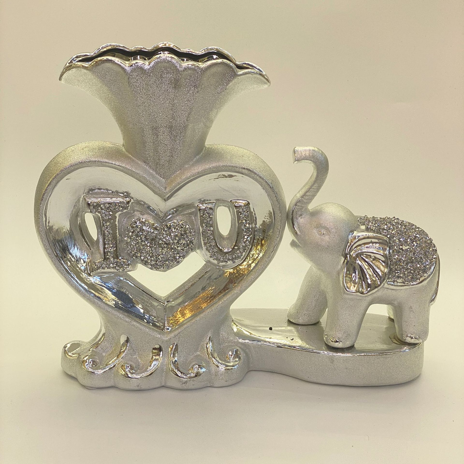 Abstract sculptures for living rooms, entrance halls, sample rooms, hotel handicrafts, direct supply from the factory, creative handicrafts, gold and silver electroplated apple ornaments, golden castle vases, handicrafts, factory wholesale details Picture