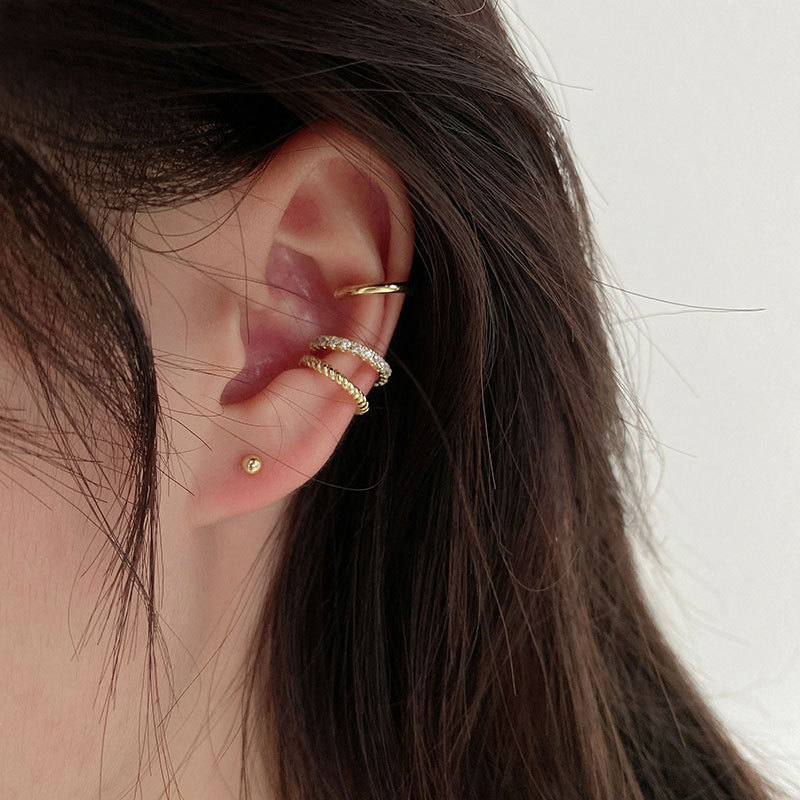 The women's light luxury and niche design three-piece set of ear bone clips without ear holes is a new trend in 2024