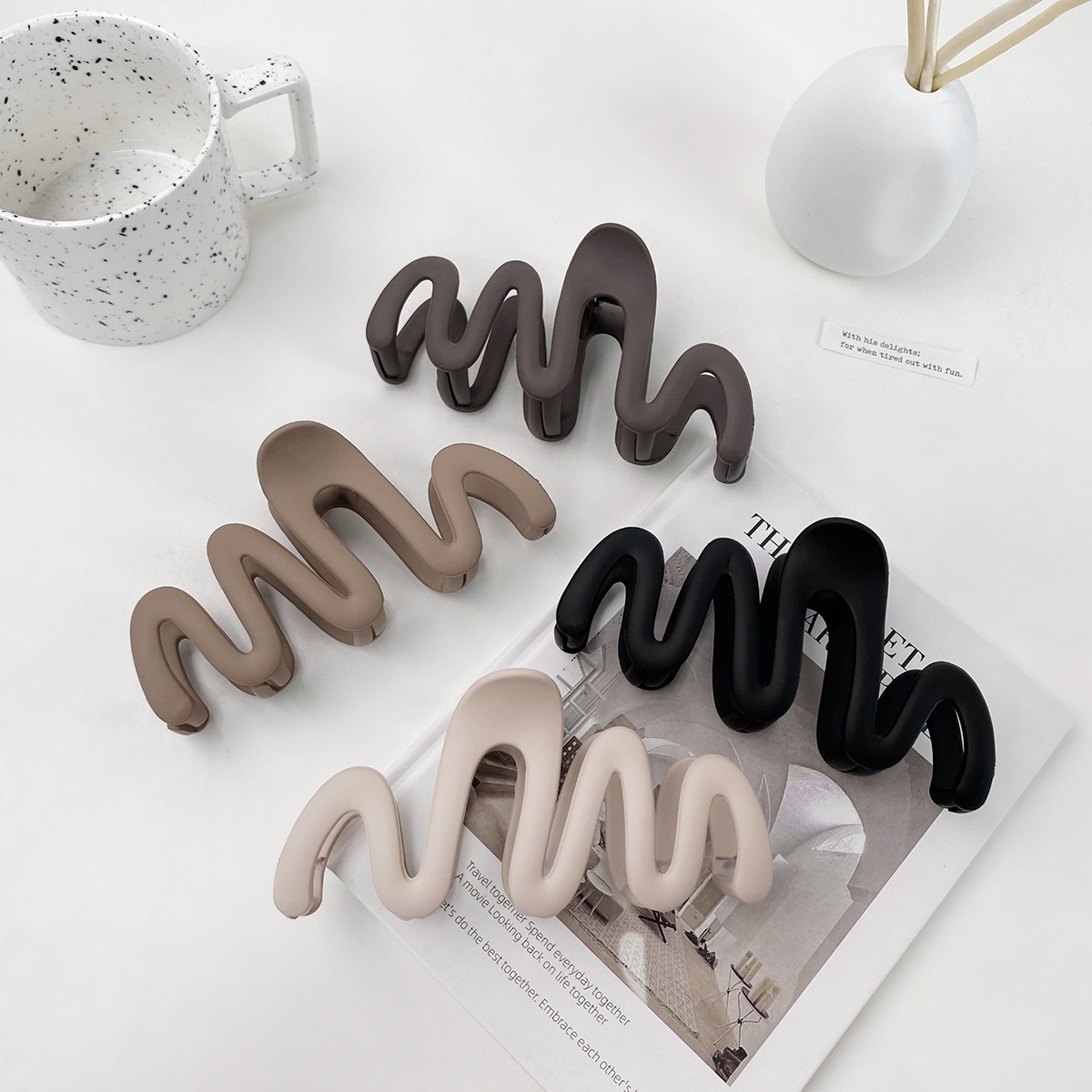 For autumn and winter, the Maillard extra-large shark clip is a fashionable wavy scratch-off clip for women with a lot of hair. It is also a hair accessory for the back of the head