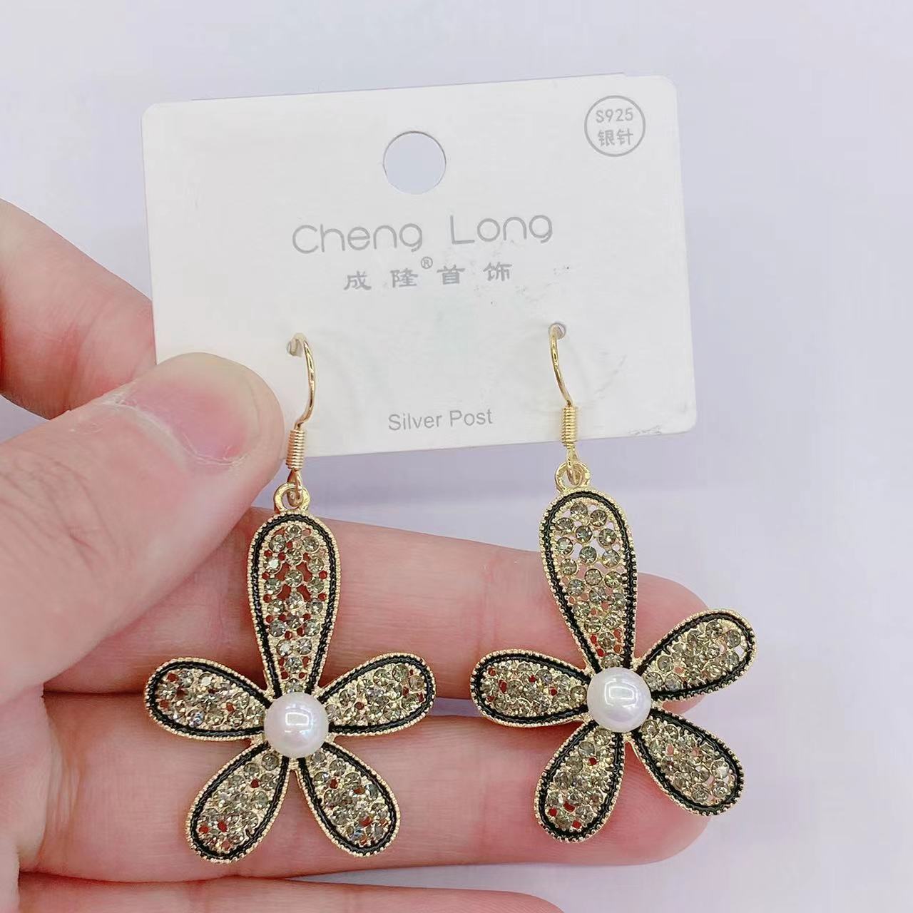 【 Silver Needle 】 Summer Golden Transparent Grey Crystal Women's Earrings with Chinese-style floral pearls, a hot bestseller in live-streaming by Internet celebrities Application Scenario