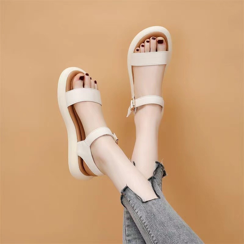 女式凉鞋实物图
