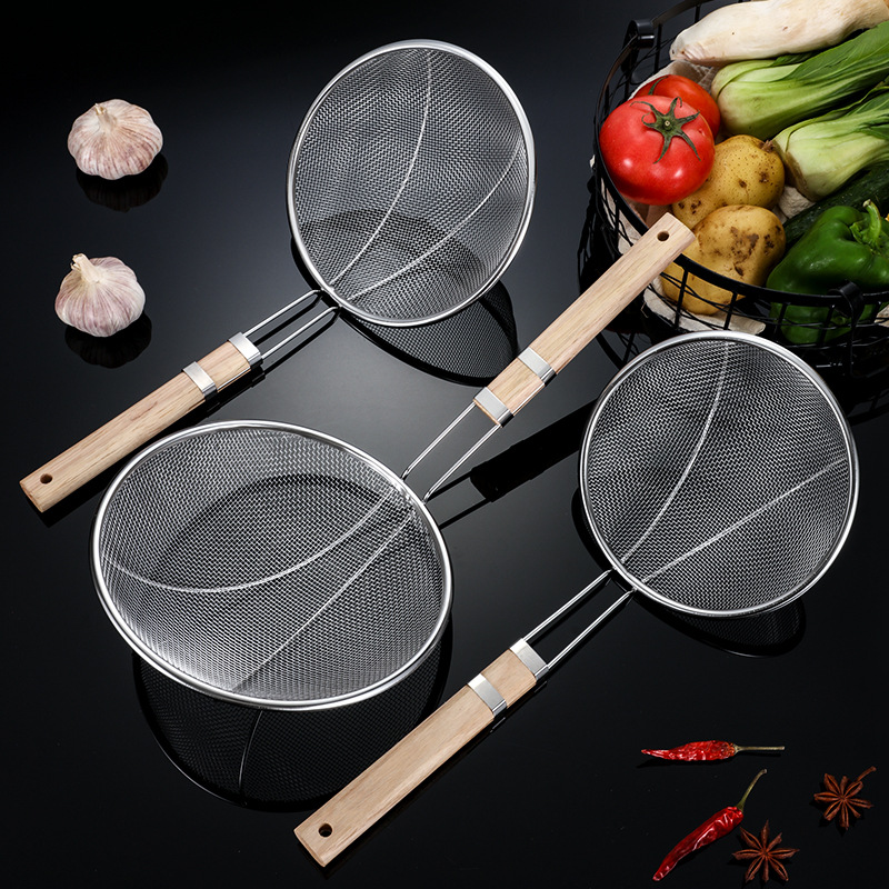 Non-magnetic stainless steel wooden-handled mesh large strainer, commercial hot pot spoon, oil grid, hotel supplies, ladle, fried noodle ladle Application Scenario