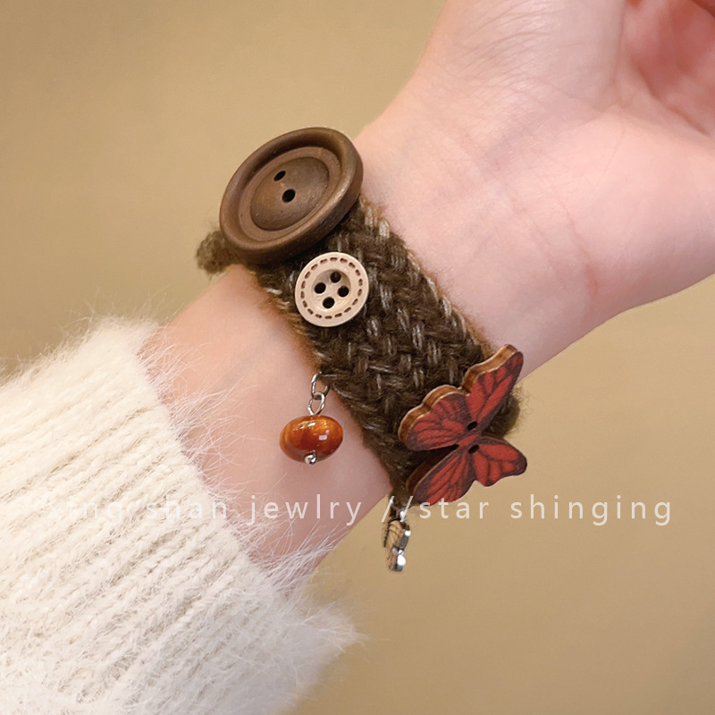 Vintage classic Maillard handwoven wool bracelet female niche cute sandalwood bear pendant bracelet details Picture