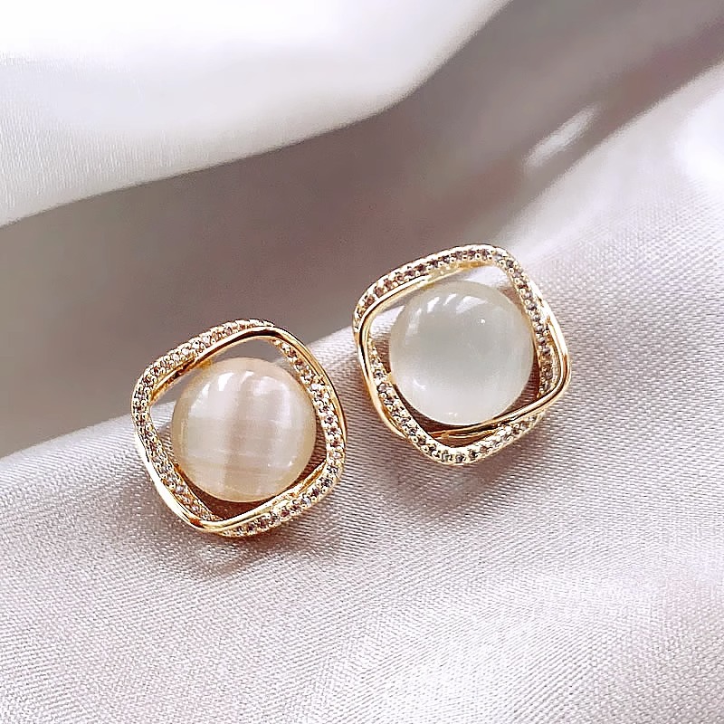 Cat's eye stone ear studs, 2025 new trendy and niche design earrings, high-end, elegant, light luxury and retro earrings for women Application Scenario