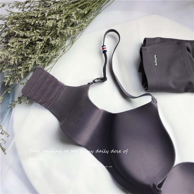 One-piece, seamless, frameless breathable underwear, thick design for girls and students, small chest gathering and adjustment type with upper support bra cover Application Scenario