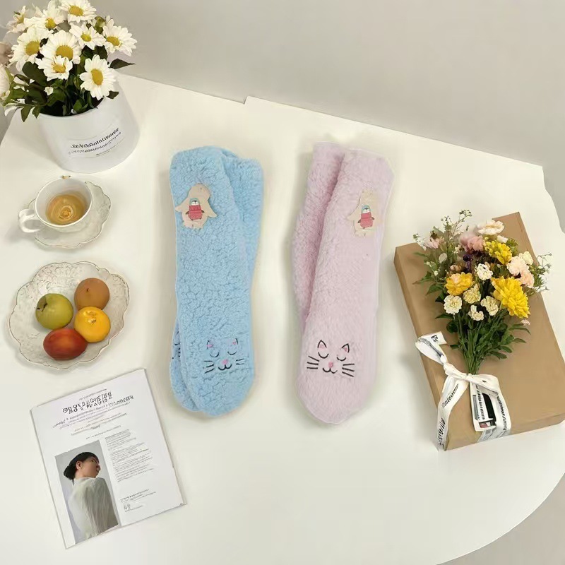 Socks, street stalls, export socks, cross-border coral fleece socks, women's mid-calf socks, thick and warm floor socks for autumn and winter, snow socks, cute women's sleeping socks, export socks Application Scenario