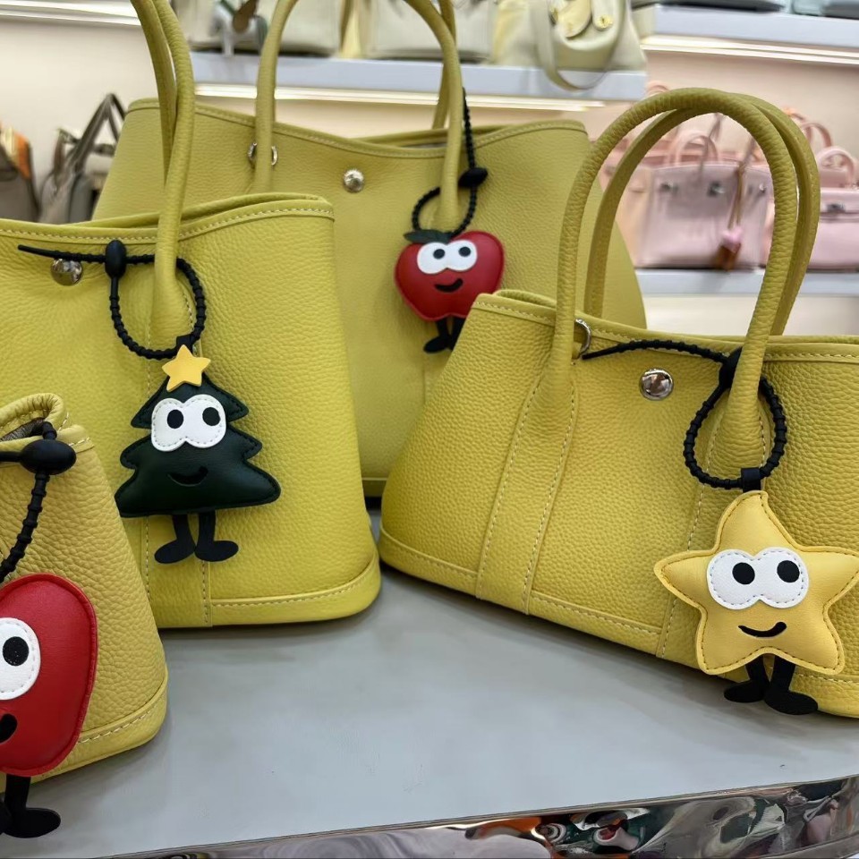 Cute keychain, creative Apple Christmas tree, couple car pendant, doll, cartoon five-pointed star, schoolbag pendant, gift details Picture