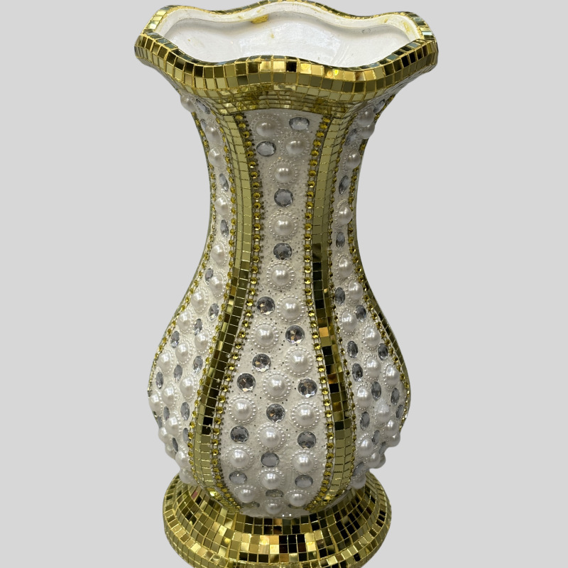The diamond-encrusted vase is a high-end decorative item with high practicality and appreciation value Application Scenario