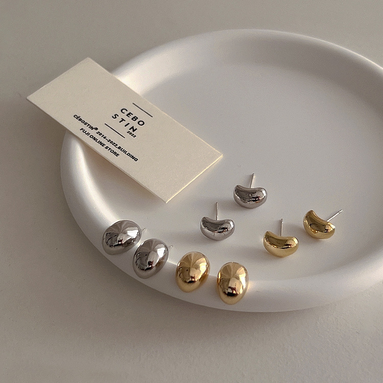 The unique design sense of the "Little Bean" metal stud earrings for women, Korean style, simple and versatile, elegant earrings and earrings, cold style