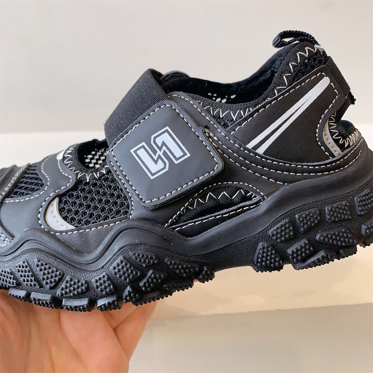 Summer children's shoes: 3-6-12 years old children's sports shoes, perforated and breathable, boys' outdoor hiking shoes, girls' breathable net shoes Specification image