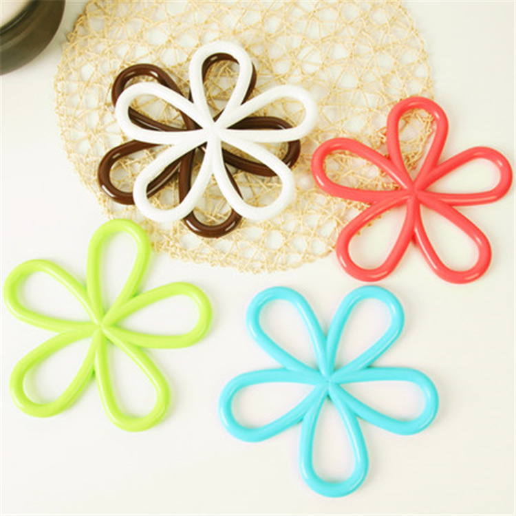 Plum blossom-shaped heat-resistant and heat-insulating pads, anti-slip dining table PVC pot pads, bowl and plate pads, kitchen placemats, high-quality coasters Application Scenario