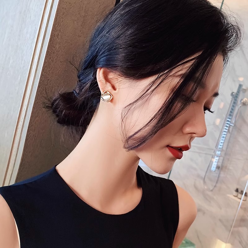 Cat's eye stone ear studs, 2025 new trendy and niche design earrings, high-end, elegant, light luxury and retro earrings for women Specification image