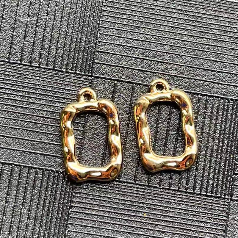 A cold and light luxury style small square pendant double-layer overlapping strap necklace, a popular female Internet celebrity niche alloy collarbone necklace Specification image