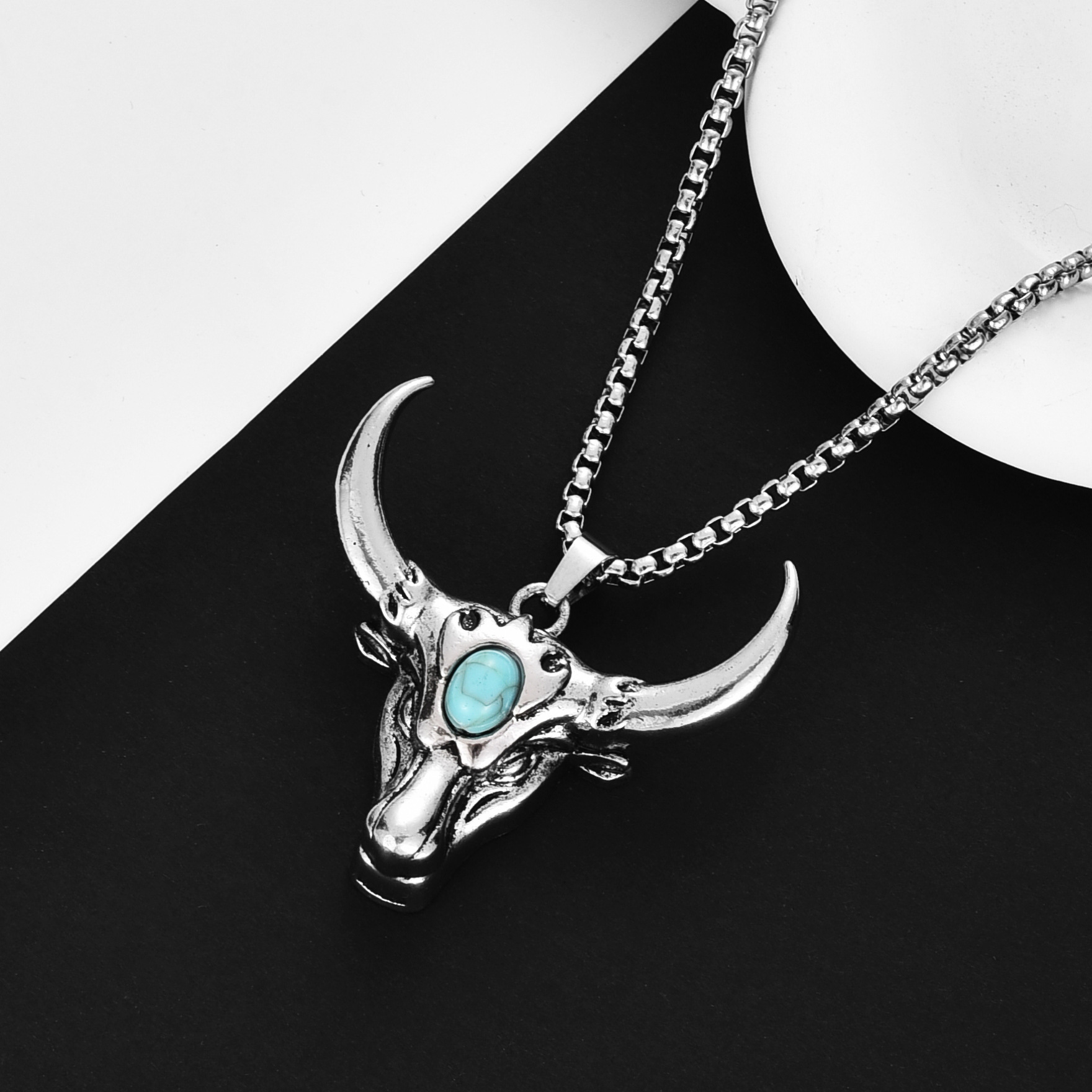 فقلادة من الصنوبر، وهي قلادة من الصنوبر Specification image
