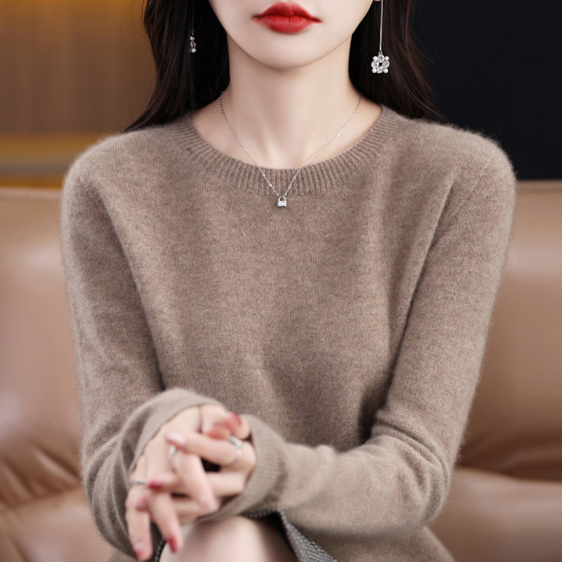 A first-line ready-to-wear round-neck wool sweater for women's autumn and winter, a solid color pullover, long-sleeved, loose and versatile knitted sweater as the base