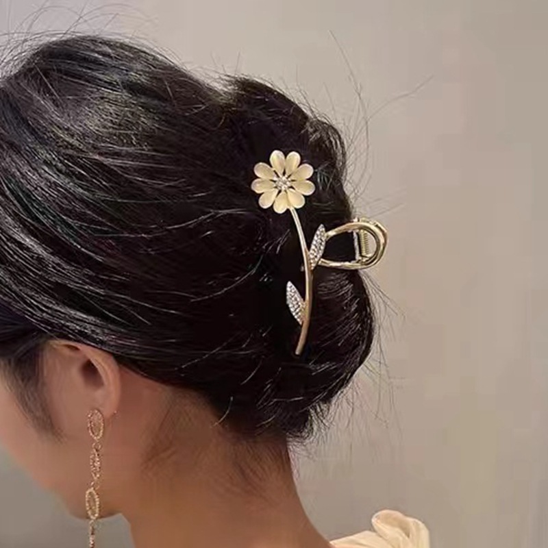 Korean cat's eye stone Daisy hair clip, ins exquisite hair clip, high-end headwear, back of the head updo, internet-famous shark clip Application Scenario
