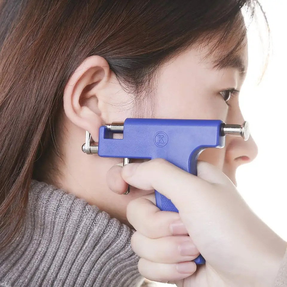 Cross-border exclusive ear nail gun, glue gun, ear piercing tool set, home painless ear piercing device, stainless steel ear piercing gun Application Scenario