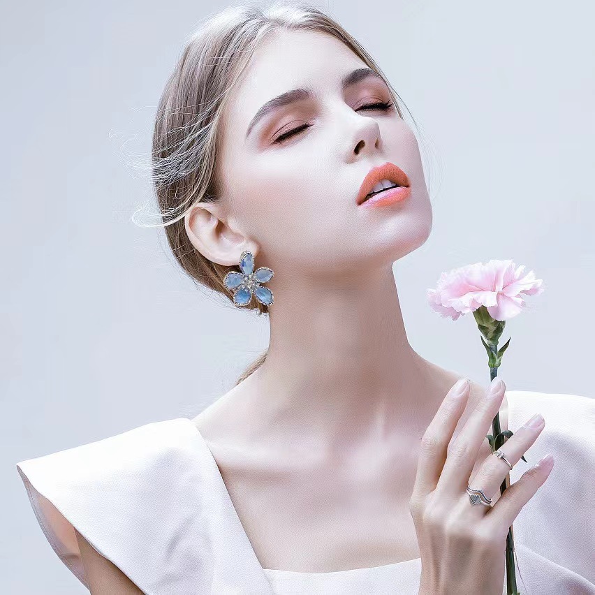 Fashionable and fresh blue petal zirconium inlaid light luxury flower earrings, European and American micro-inlaid zirconium earrings, trendy accessories Specification image