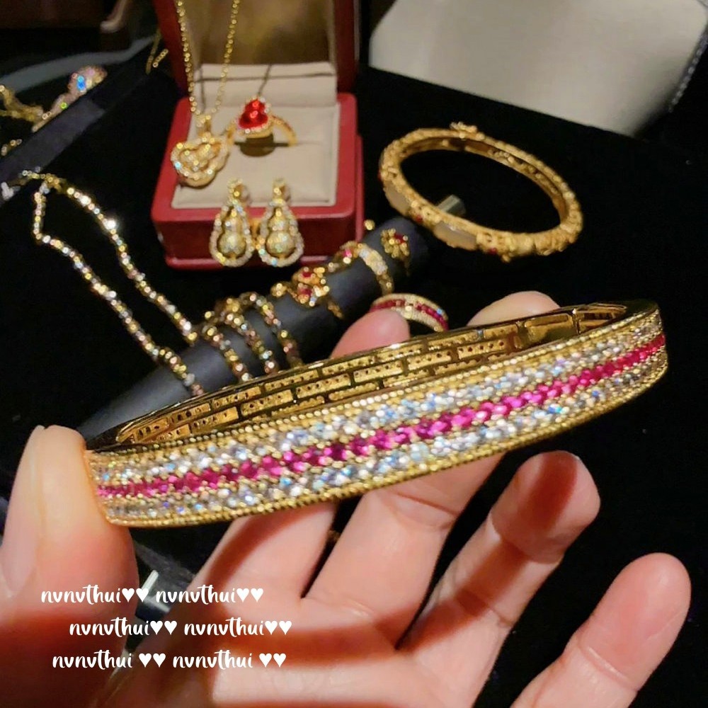 The new Chinese-style brushed golden osmanthus horse eye zircon bracelet set features a popular filigree mother-of-pearl and dotted diamond gemstone bracelet