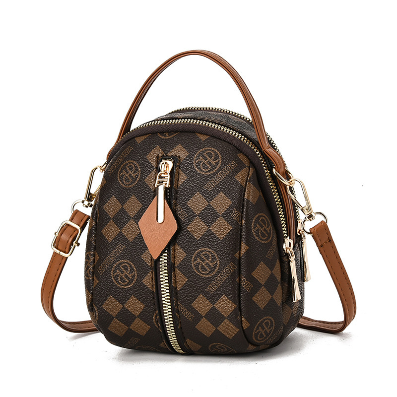 وبالأحجام الكبيرة، تتسع مجموعات صغيرة من النساء تتسوق Item Picture
