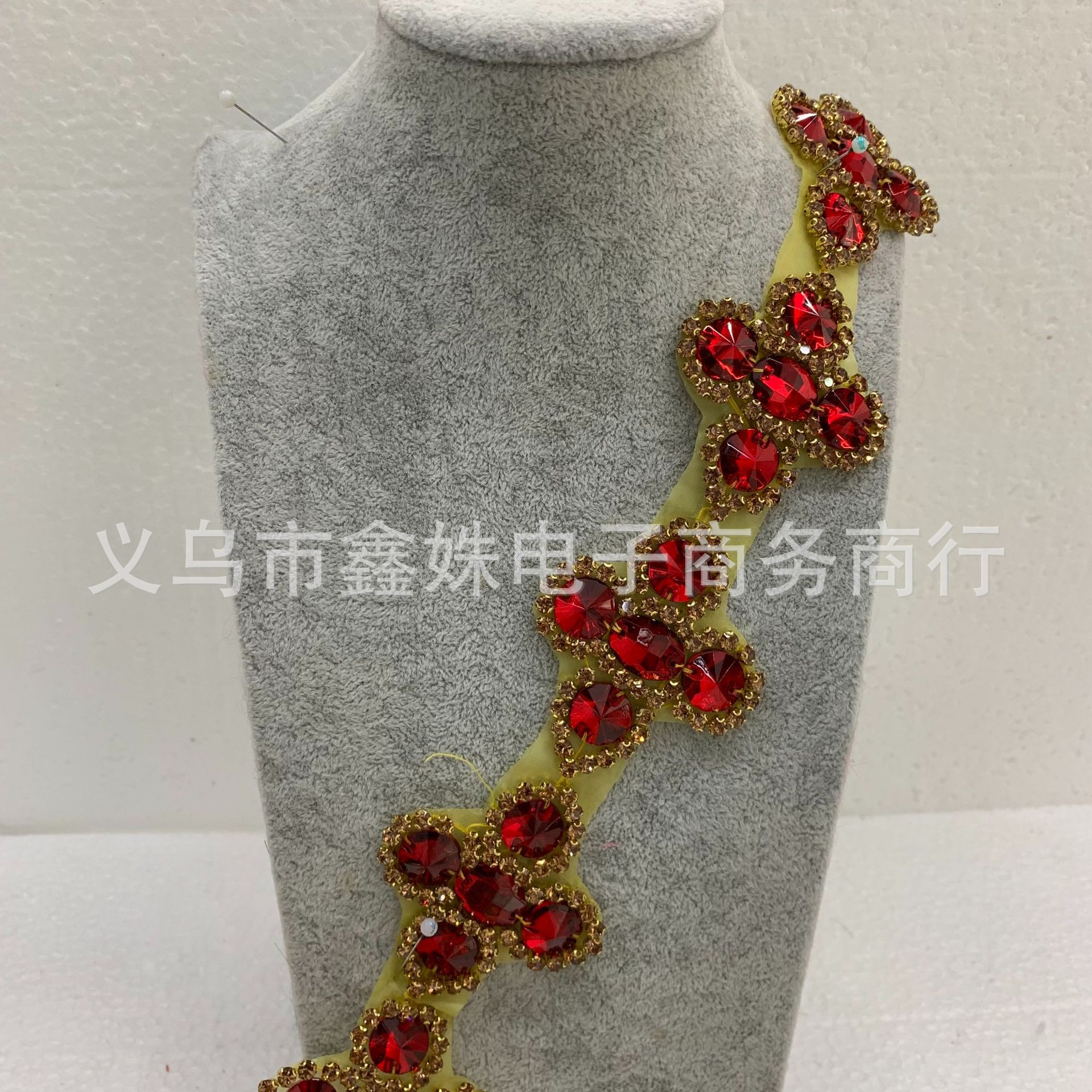 Step into the best-selling multi-color and four-color grass fashion accessories, high-quality, heavy-duty self-adhesive and diamond-encrusted DIY wedding dresses and evening gowns Application Scenario