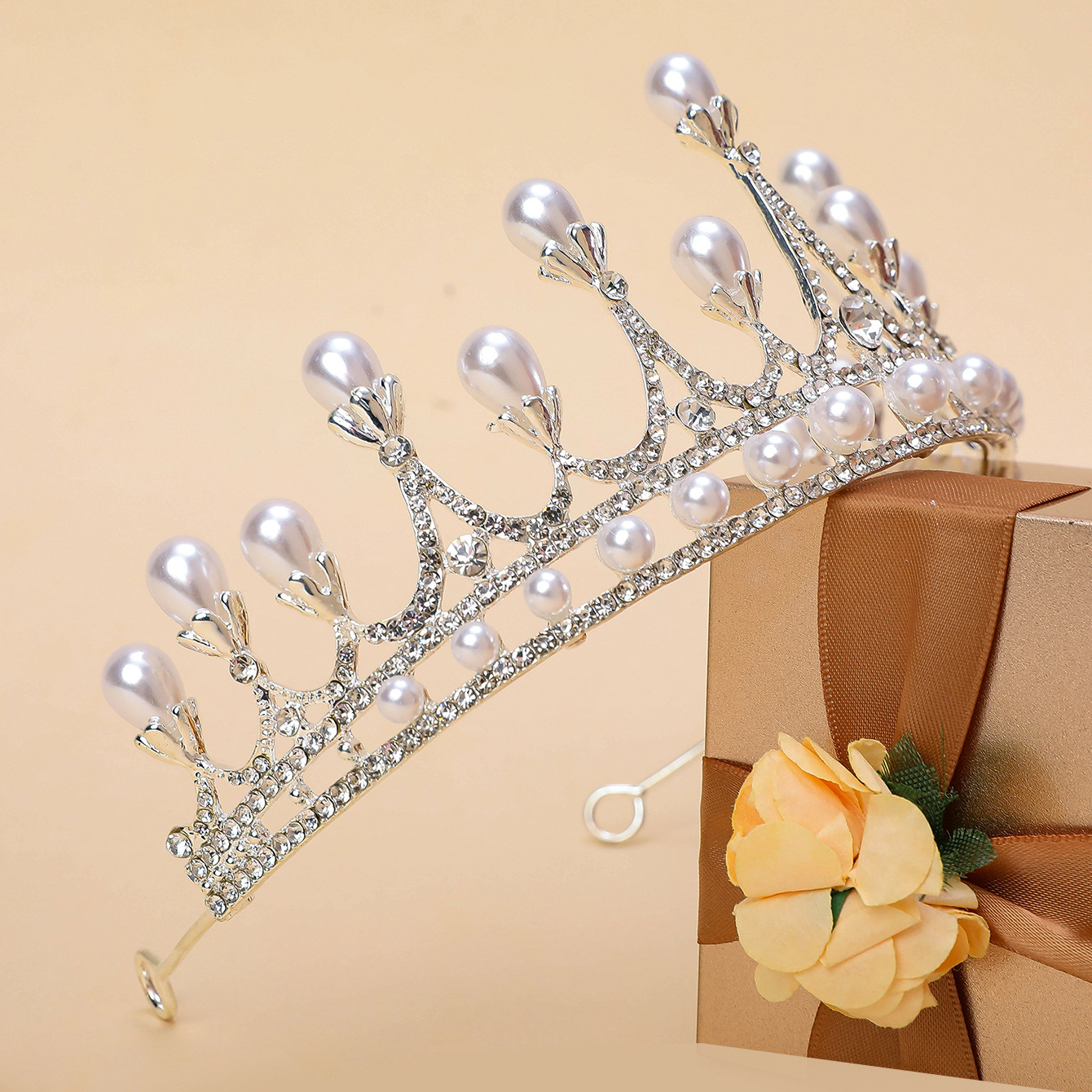 Yaxing Factory Direct sales of fashionable, simple and elegant bridal headwear, wedding hair accessories, princess pearls, diamonds and crowns Application Scenario