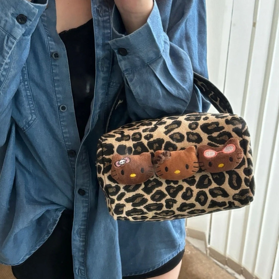 A new large-capacity portable hand-held makeup and toiletries bag with leopard print and niche black leather Application Scenario