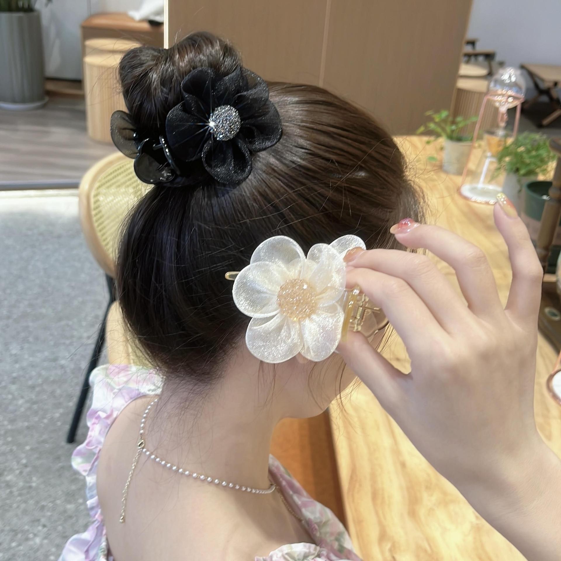 Light luxury mesh sunflower hair tie, flower clipper, ponytail bun, mesh hair accessory, updo, hairpin, women's hairpin Application Scenario