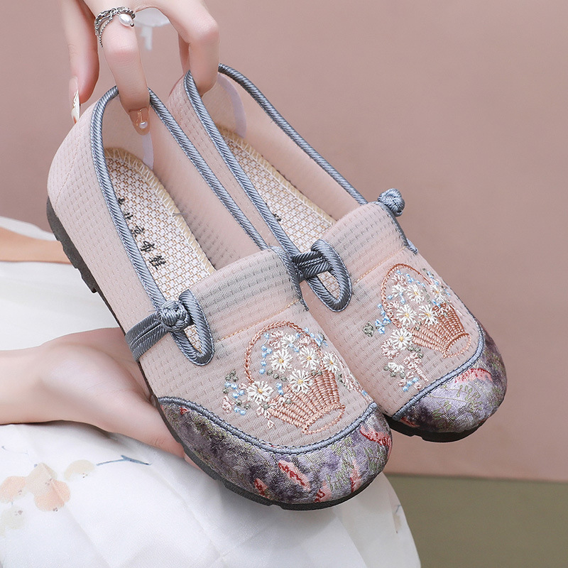 New style of women's shoes, old Beijing cloth shoes, women's breathable, cut-out and embroidered shoes, one-step mom shoes, women's shoes, versatile, national trend, national trend Specification image