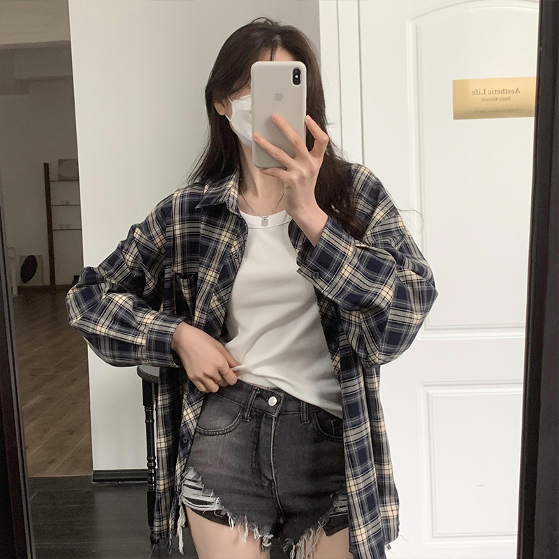 Dongdaemun, South Korea, offers a trendy 2023 autumn collection of women's wear with a loose lapel and thick checkered long-sleeved shirt Specification image