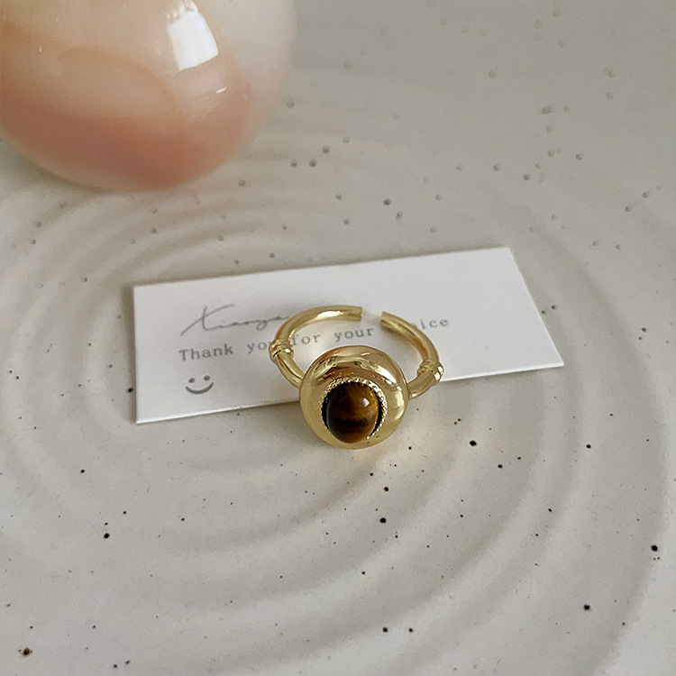 Francés vintage irregular metal ojo de tigre piedra anillo abierto mujer nicho diseño sentido personalidad temperamento versátil anillo Application Scenario