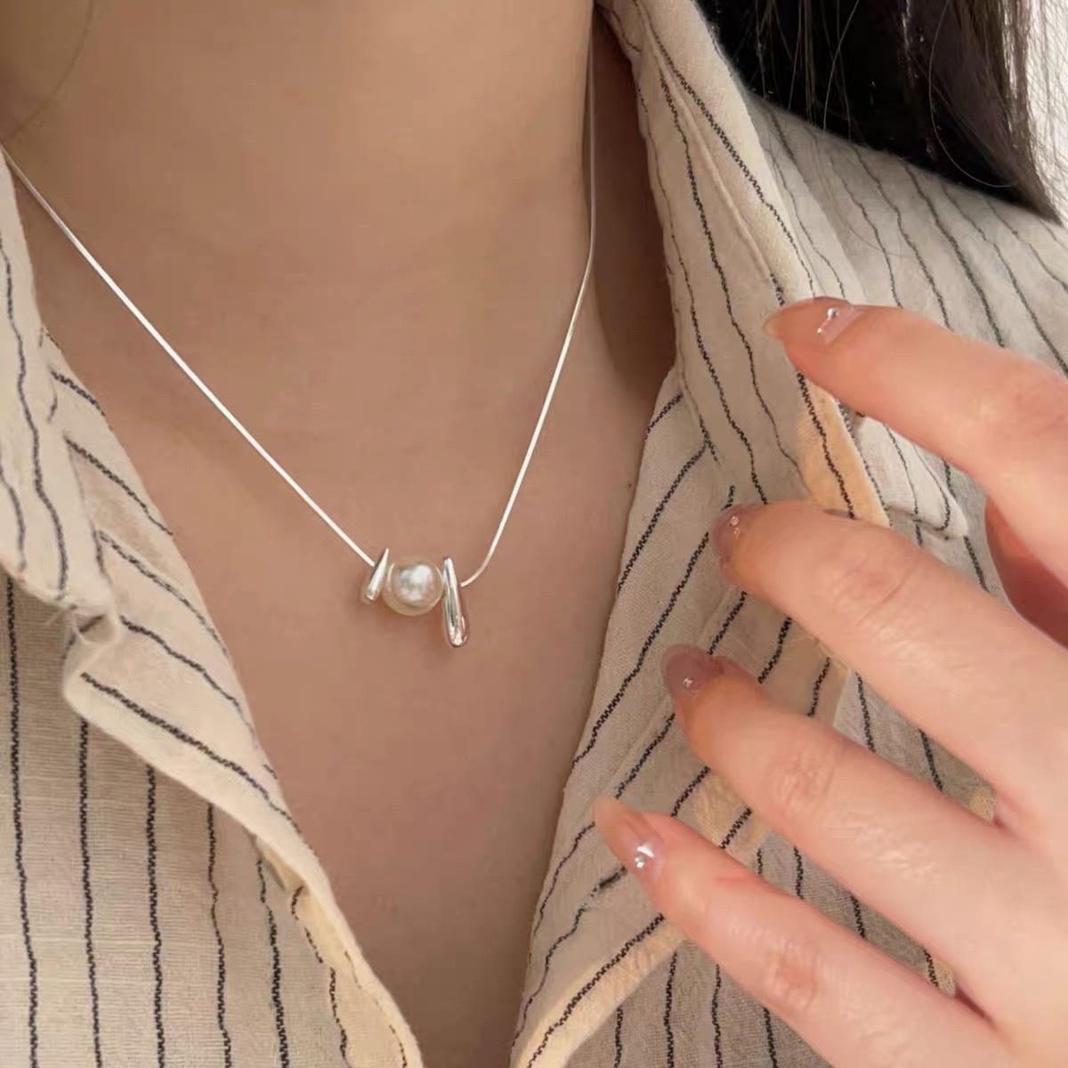 The S925 pure silver small vertical bar pearl necklace from Japan and South Korea is a light luxury and fashionable women's collarbone chain with an Instagram niche design Item Picture