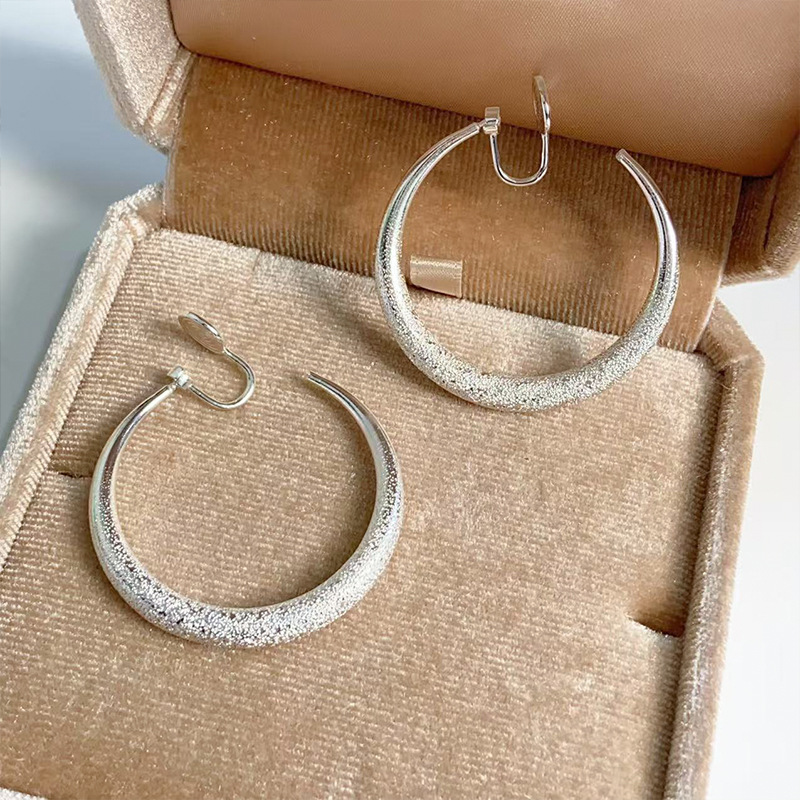 Matte grainy circular ear clips, fashionable and commuting, simple geometric plain circle, elegant and high-end, no ear hole earrings for women