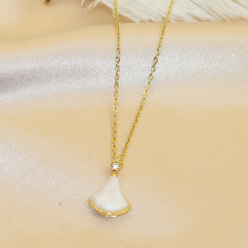 Net Red With Fritillaria Skirt Scallop Titanium Steel Necklace Plated 18K Gold Clavicle Chain Simple Jewelry Factory Direct