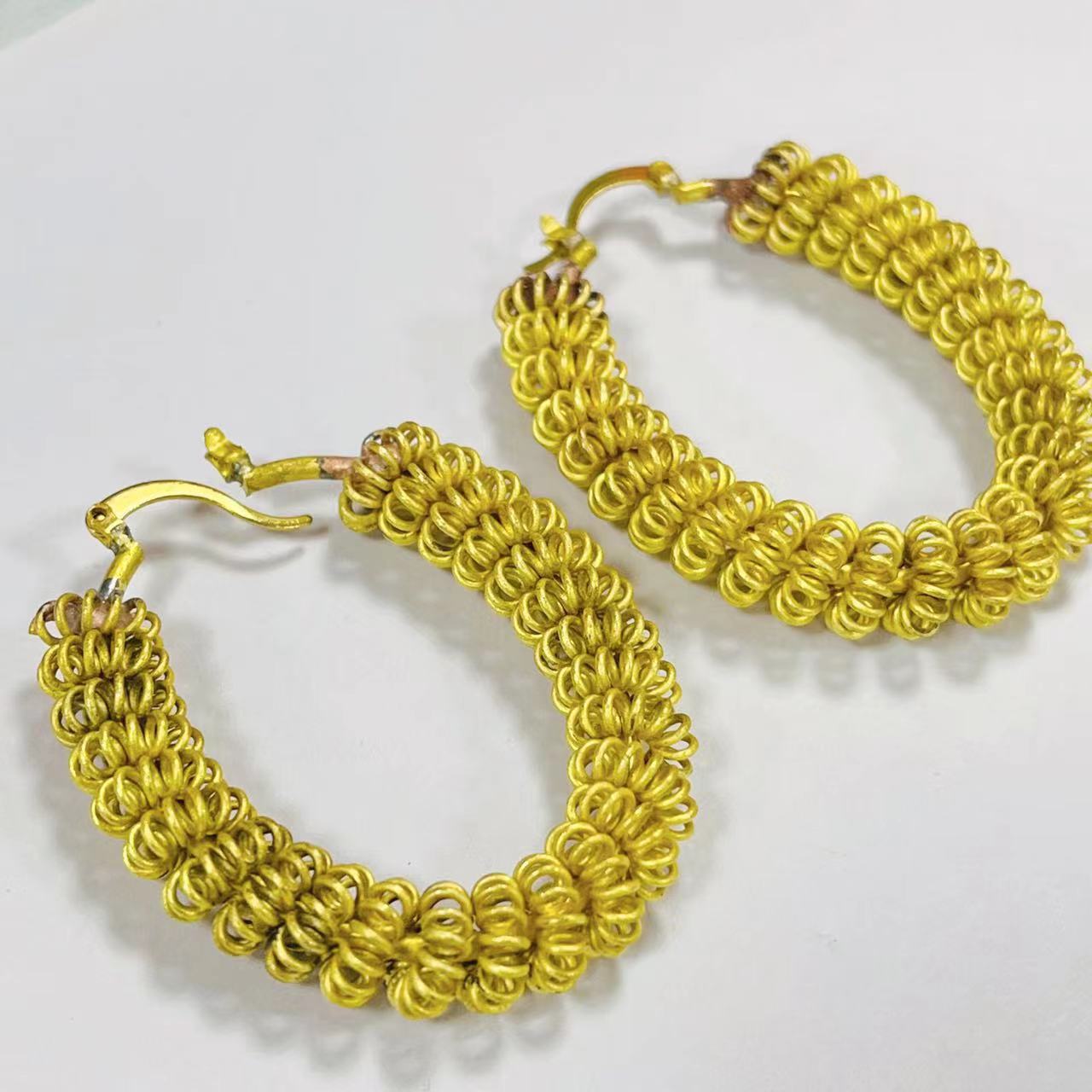Earrings: Street dance punk retro design, twist earrings, European and American earrings, bamboo joint large exaggerated earrings, spring coils Specification drawing