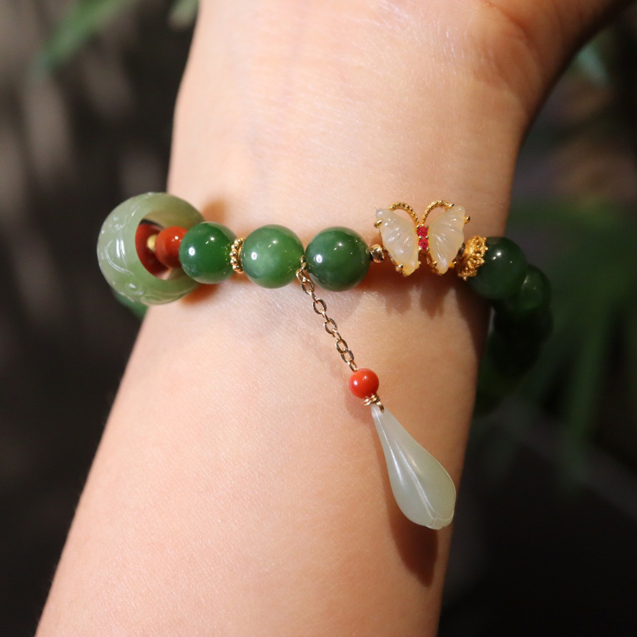 Ancient-style jade butterfly bracelet and Tian jade running ring magnolia flower pendant bracelet, original design of ethnic style bracelet Specification image