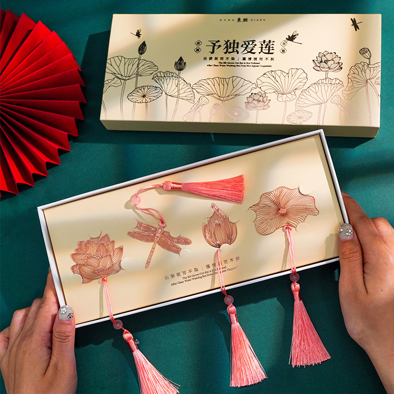 A creative and customized Chinese-style graduation Teacher's Day gift for students with a unique love for the lotus metal bookmark Specification image