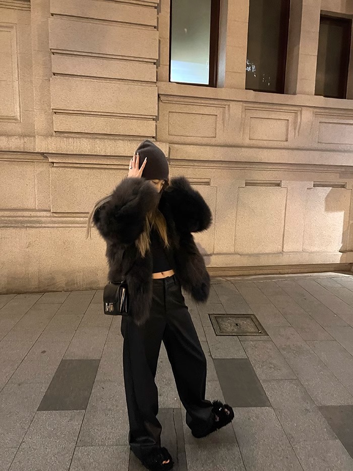 A new eco-friendly fur short fur-like fur coat for women in the winter of 2024, featuring a high-end grey fur coat pic 34