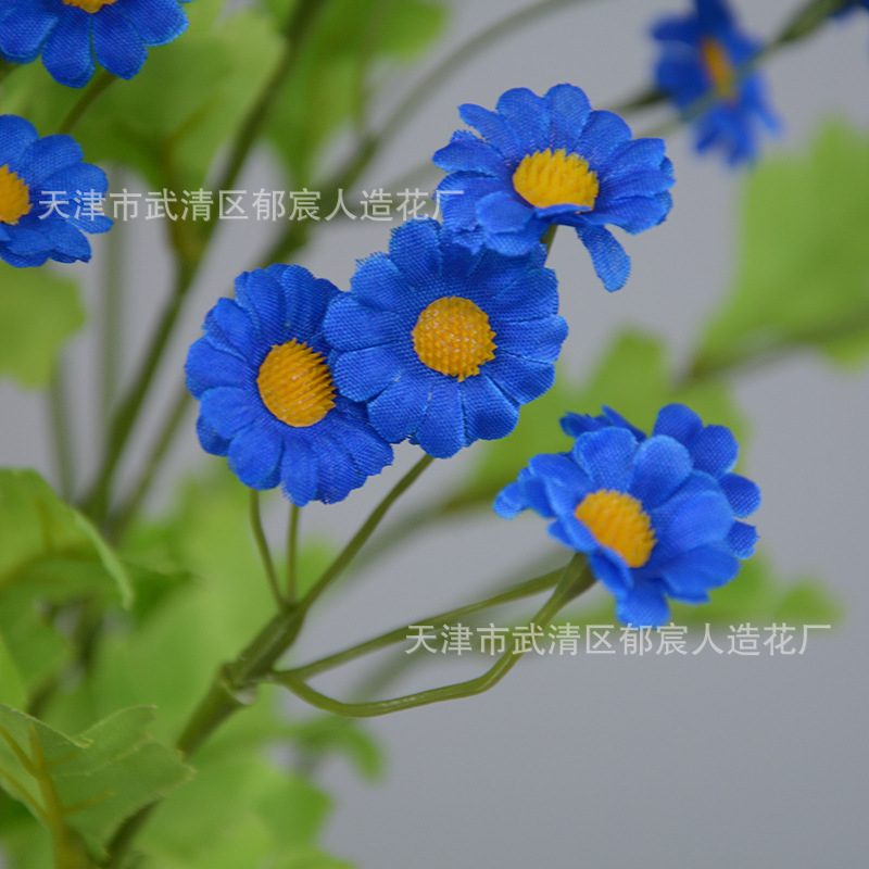 A single branch of simulated chamomile with 30 flowers is a cross-border bestseller. Place small daisies in the living room and decorate the balcony with a fresh and clean style details Picture