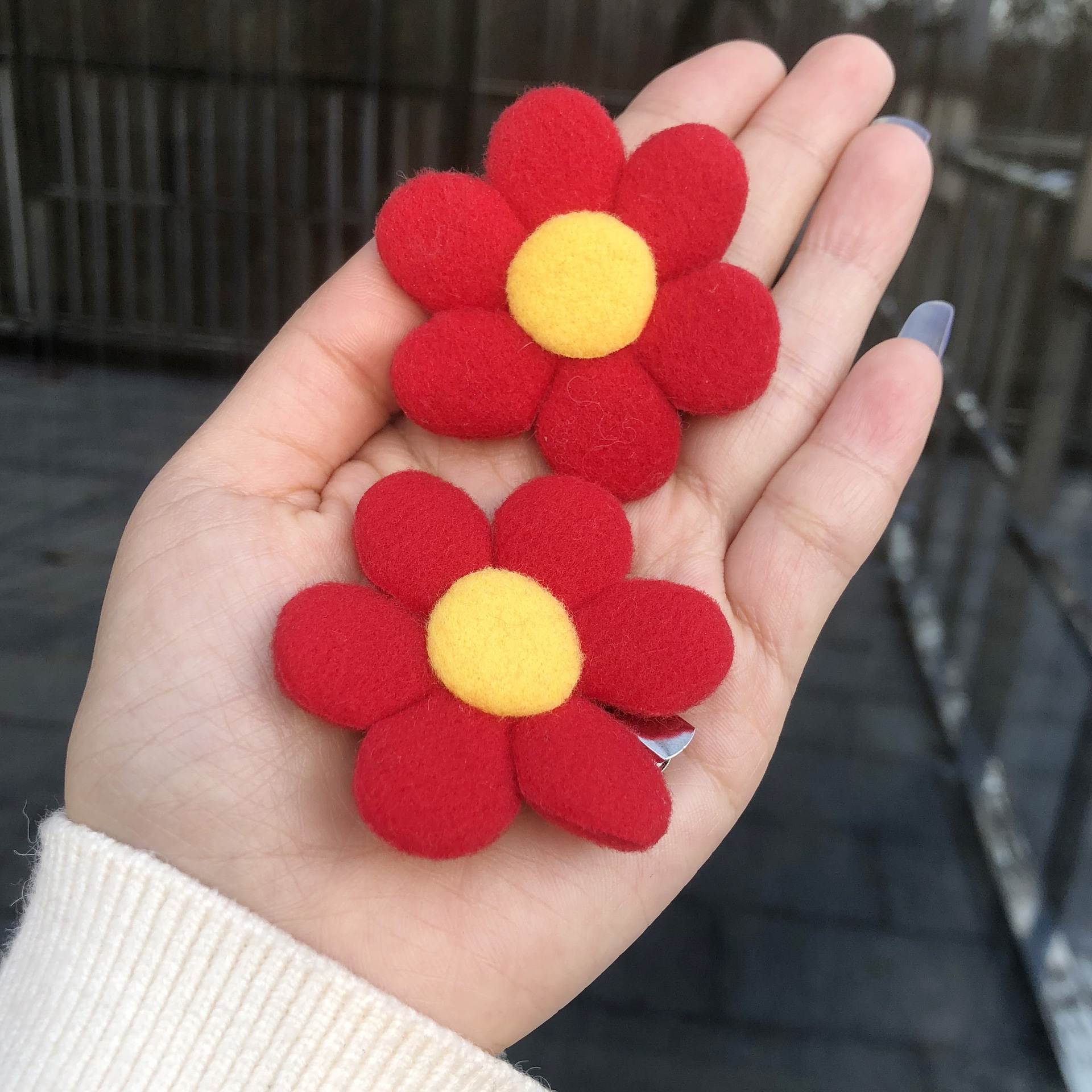 Kindergarten small red flower snap circle children's brooch hairpin net red girl flower cute creative hand loop hair band Application Scenario