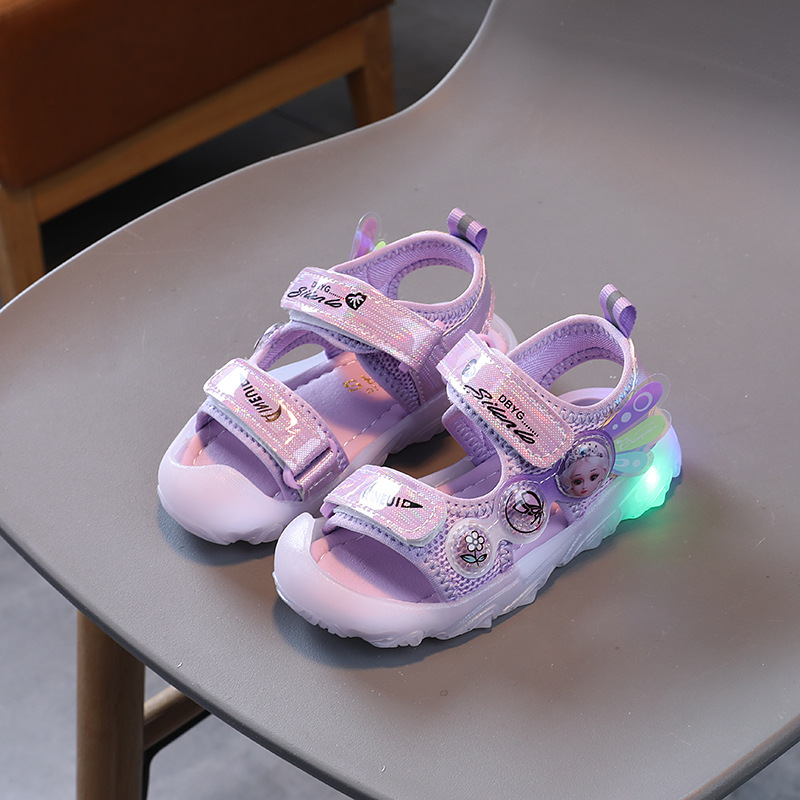 Sandalias impermeables para niñas de verano 2024 1-6 años 3 niñas princesas zapatos de playa suela suave niños zapatos de luz Application Scenario