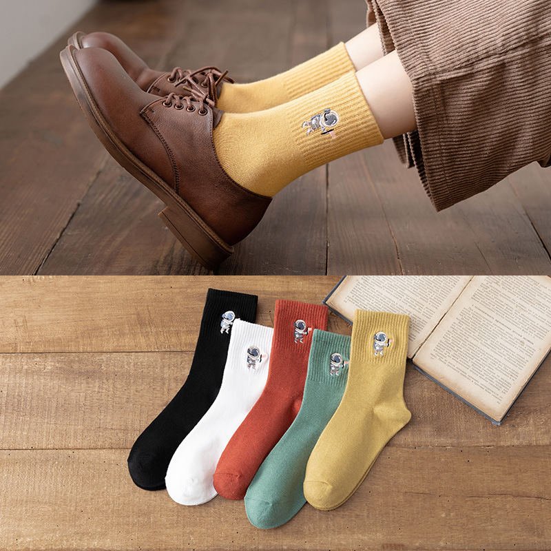 One-piece delivery of socks from the street stall for spring and autumn, new women's solid color cotton socks, women's mid-calf socks, versatile college-style embroidered long socks One-piece delivery of socks from the street stall for spring and autumn, new women's solid color cotton socks, women's mid-calf socks, versatile college-style embroidered long socks